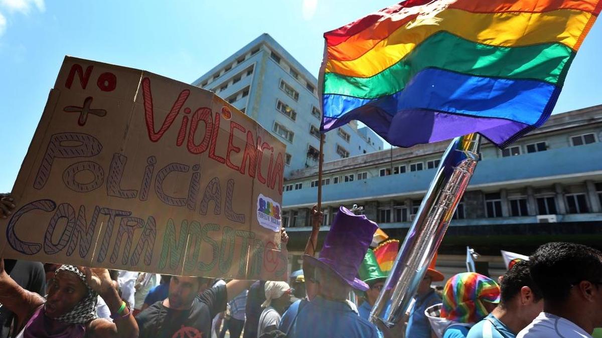 Cientos de personas con música, plumas y lentejuelas de todos los colores participan en una conga por los derechos LGTBI, en la 9 jornada contra la homofobia y la transfobia hoy, sábado 14 de mayo de 2016, en La Habana (Cuba).