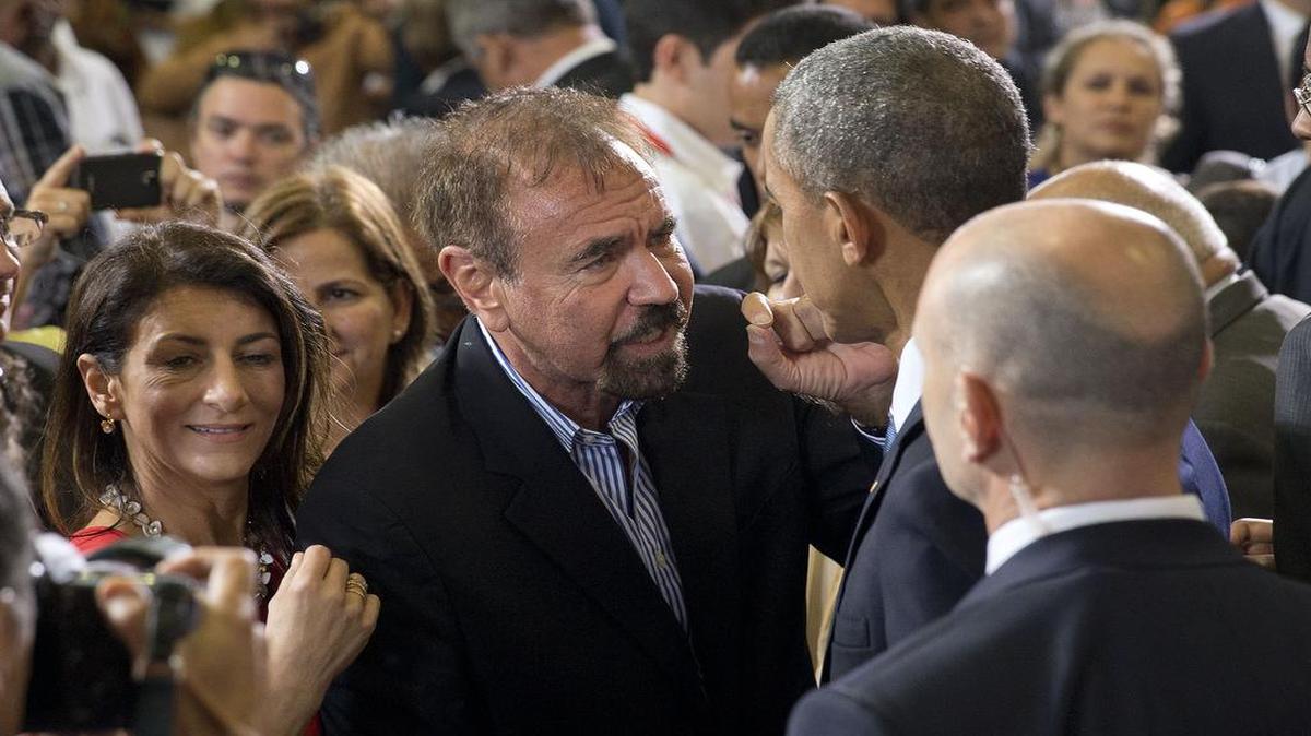 El urbanizador de Miami Jorge Pérez habla con el presidente Barack Obama el pasado lunes en La Habana.