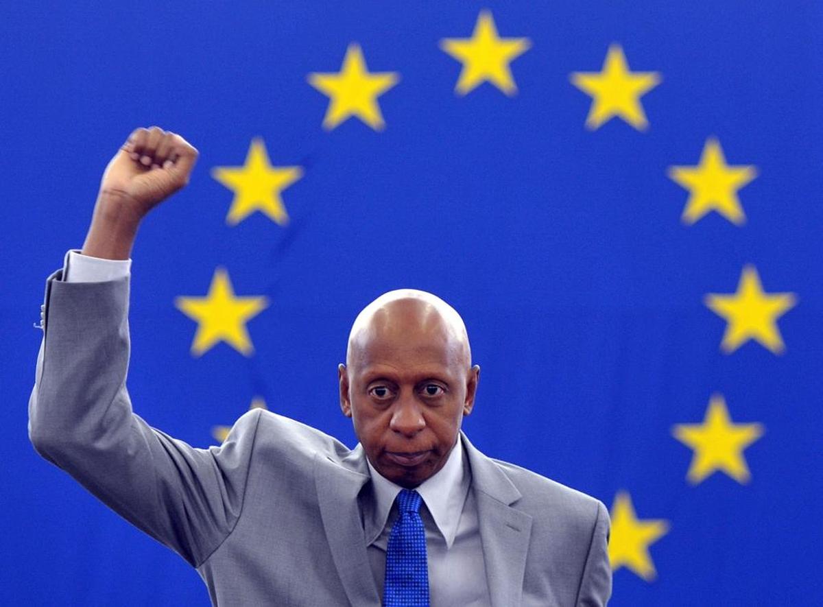 En esta foto de archivo del 3 de julio de 2013, el disidente cubano Guillermo "Coco" Farinas levanta su puño al recibir el Premio Sájarov por la Libertad de Pensamiento en el Parlamento Europeo.