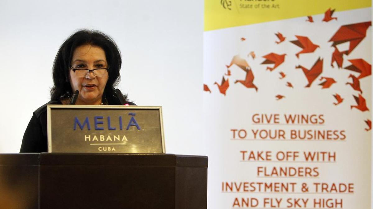 Odalis Seijo, vicepresidenta de la Cámara de Comercio de Cuba, pronuncia un discurso durante la inauguración del encuentro de empresarios del puerto de Amberes (Bélgica) y autoridades cubanas.