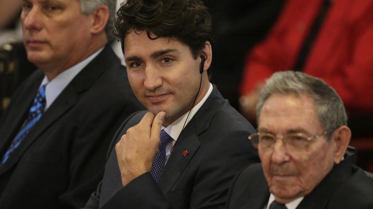 El primer ministro de Canadá, Justin Trudeau (centro), junto al gobernante cubano Raúl Castro (der.) y el primer vicepresidente Miguel Díaz-Canel, durante la visita del canadiense a La Habana el 16 noviembre.