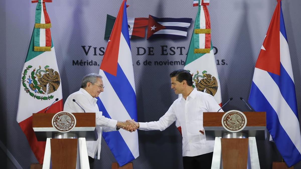El presidente de México, Enrique Peña Nieto (d), estrecha la mano de su homólogo cubano, Raúl Castro (i), el viernes 6 de noviembre de 2015, durante una rueda de prensa conjunta en Palacio de Gobierno del estado de Yucatán, Mérida, en el sureste de México.