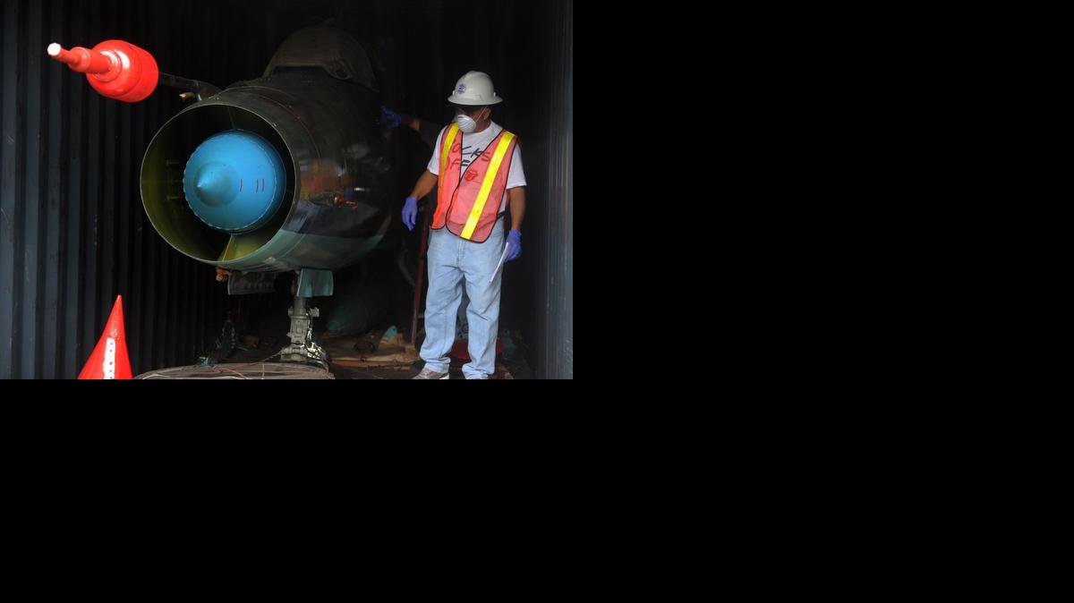 
Un hombre inspecciona un contenedor con un caza MIG-21 de fabricación soviética, hallado en el 2013 bajo un cargamento de azucar en un buque de Corea del Norte, que fue retenido en aguas panameñas por violar el embargo global de armas que la Organización de Naciones Unidas impuso en el 2006 a Pyongyang por su programa nuclear.



