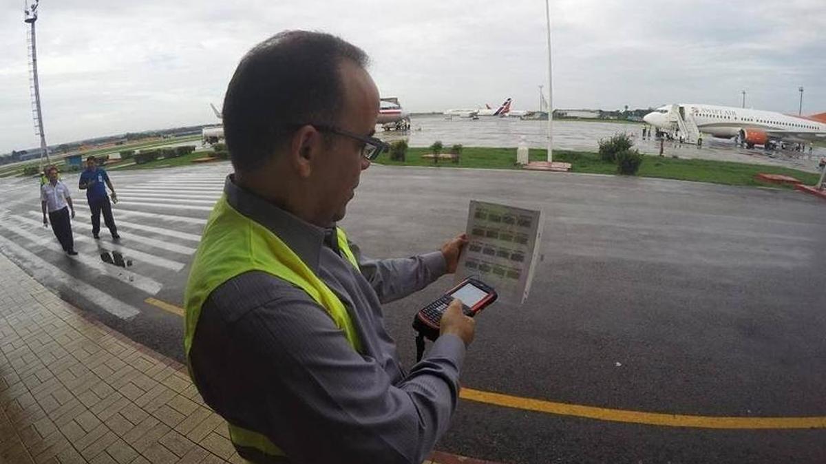 Galo Beltrán, gerente de operaciones de American Airlines en Cuba, prueba un lector de códigos de equipaje en el Aeropuerto Internacional José Martí de La Habana.