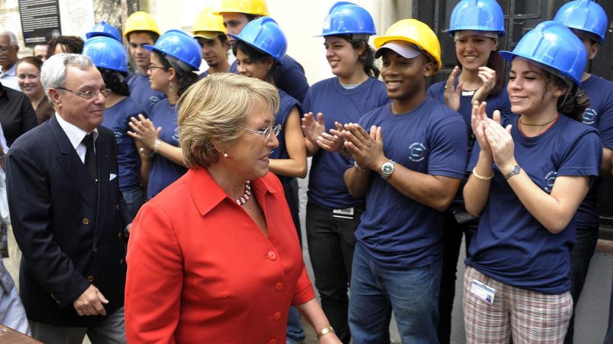 La presidenta de Chile, Michelle Bachelet (c), visitó el 13 de febrero de 2009, una escuela de oficios en La Habana (Cuba).