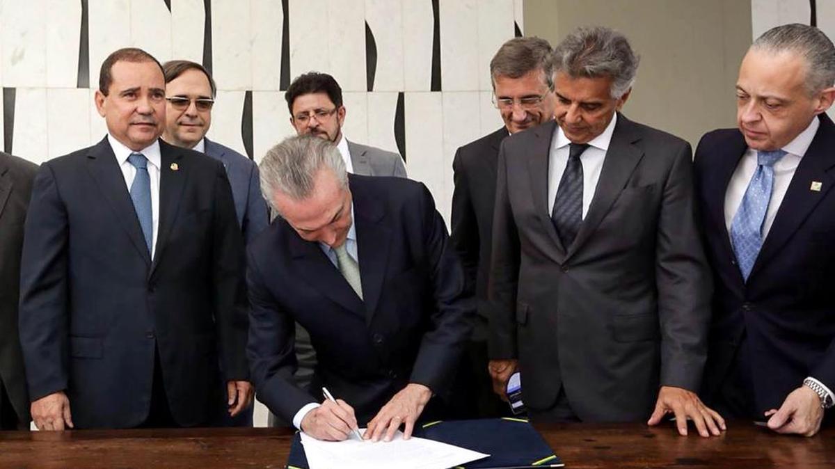 Michel Temer en el momento de la rúbrica del documento que lo acredita como presidente interino de Brasil.