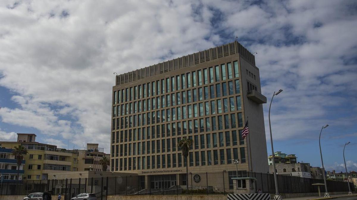 La bandera de los Estados Unidos ondea frente a la embajada de los EEUU en La Habana, Cuba.