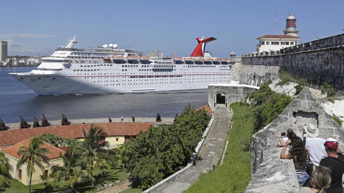 Este viernes atracó en la terminal del puerto de La Habana el buque Carnival Paradise, el mayor crucero proveniente de EEUU que ha llegado a la isla, con capacidad para 2,697 pasajeros, y el primero que visita Cuba tras las declaraciones del presidente Trump que revierten el acercamiento iniciado entre ambas naciones.