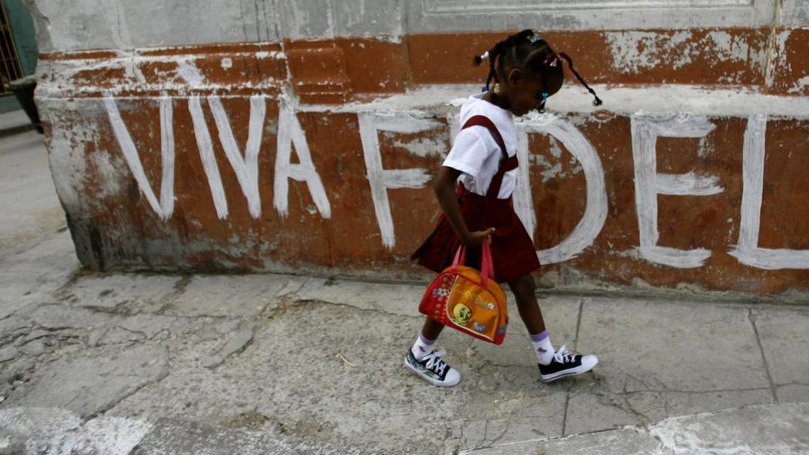 
El sistema de educación cubano sufre una aguda escasez de recursos y de maestros. En la foto, una niña va rumbo a su escuela por una calle habanera.


