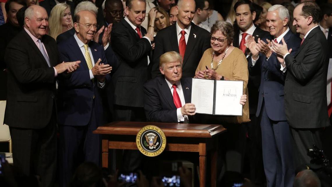 El presidente Donald Trump muestra la orden ejecutiva firmada que modifica la política estadounidense hacia Cuba, en Miami el 16 de junio del 2017.