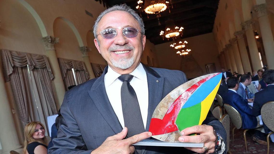
Emilio Estefan fue reconocido por su contribución a la herencia hispana en Estados Unidos y su aporte al mundo empresarial con el Premio Ponce de León a la Excelencia en los Negocios. La entrega se celebró el miércoles 24 de junio en el Biltmore Hotel de Coral Gables. El evento fue organizado por la Cámara de Comercio España-Estados Unidos.

