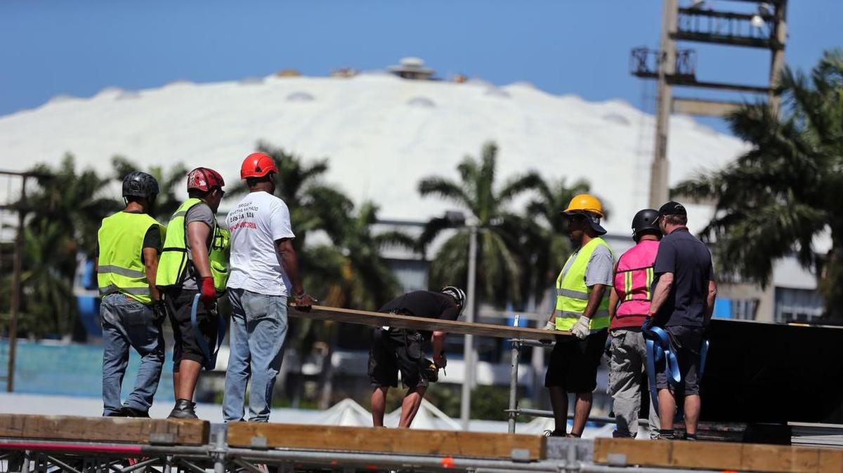 Decenas de personas de varias nacionalidades trabajan el martes en el montaje del escenario donde actuará de manera gratuita la mitica agrupación The Rolling Stones en La Habana, Cuba.