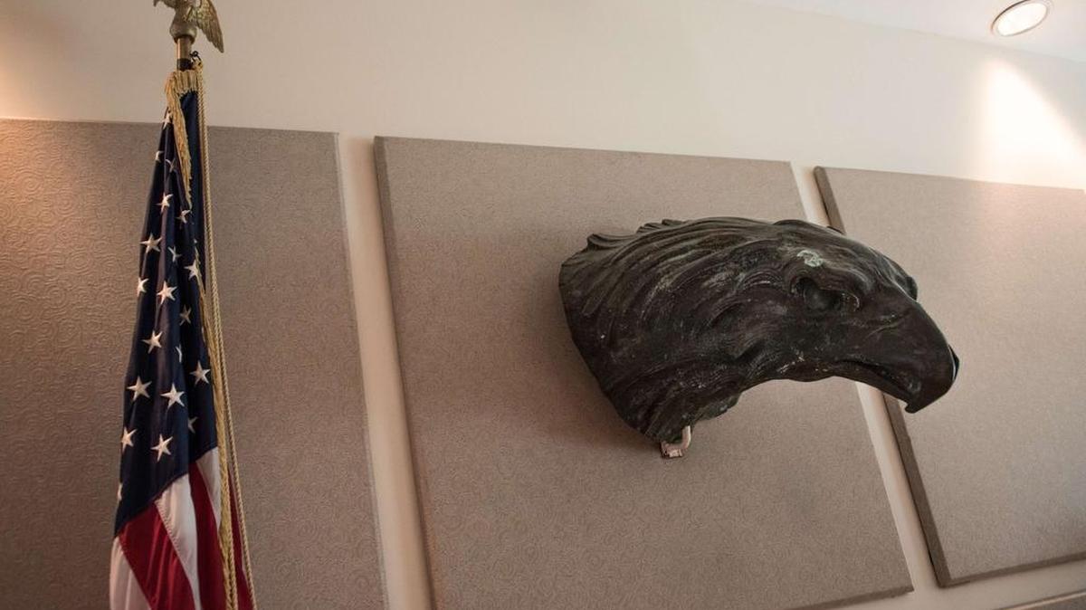 
La bandera de Estados Unidos y una escultura de cabeza de águila se ven en la sala de prensa de la embajada de Estados Unidos en La Habana, el viernes 14 de agosto del 2015.
