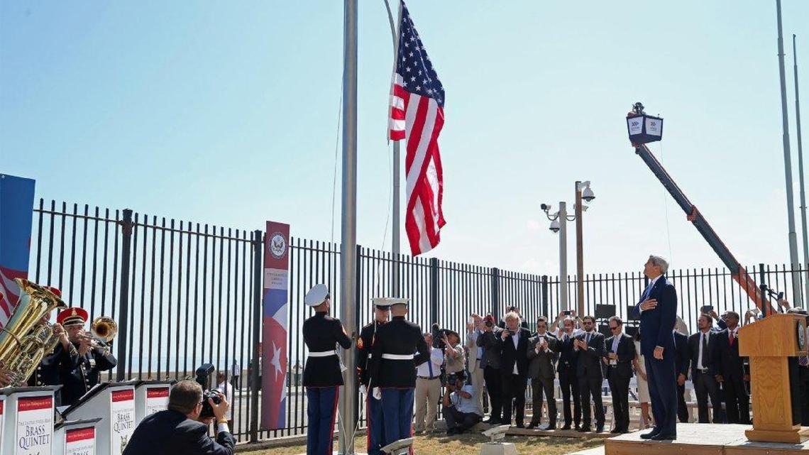 El secretario de Estado, John Kerry, preside la ceremonia de izamiento de la bandera en la Embajada de EEUU en La Habana, Cuba, el viernes 14 de agosto de 2015.