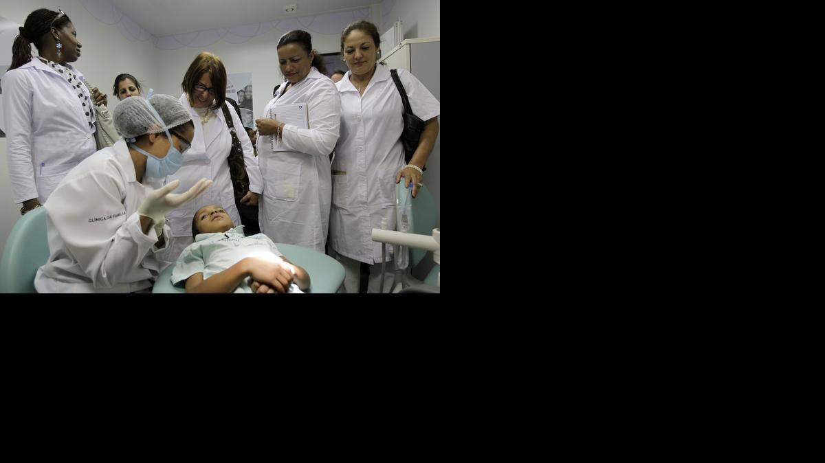 
El contrato de los cubanos ha sido criticado porque los profesionales reciben entre 25% y 40% del salario y el resto va al gobierno de la isla. 
