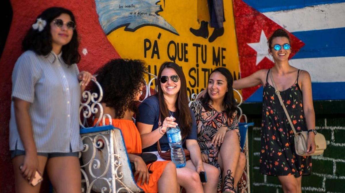 Los hijos de cubanos que nacieron en el extranjero ahora puede solicitar la ciudadanía cubana aunque no hayan residido nunca en la isla. En esta foto del 12 de junio de 2016, la joven cubanoamericana Miranda Hernández, centro, habla con otros jóvenes que viajaron con el programa CubaOne en La Habana, Cuba. CubaOne, un nuevo programa inspirado en el restablecimiento de los lazos diplomáticos y comerciales entre EEUU y Cuba, lleva a los hijos y nietos de los exiliados de visita a la isla.