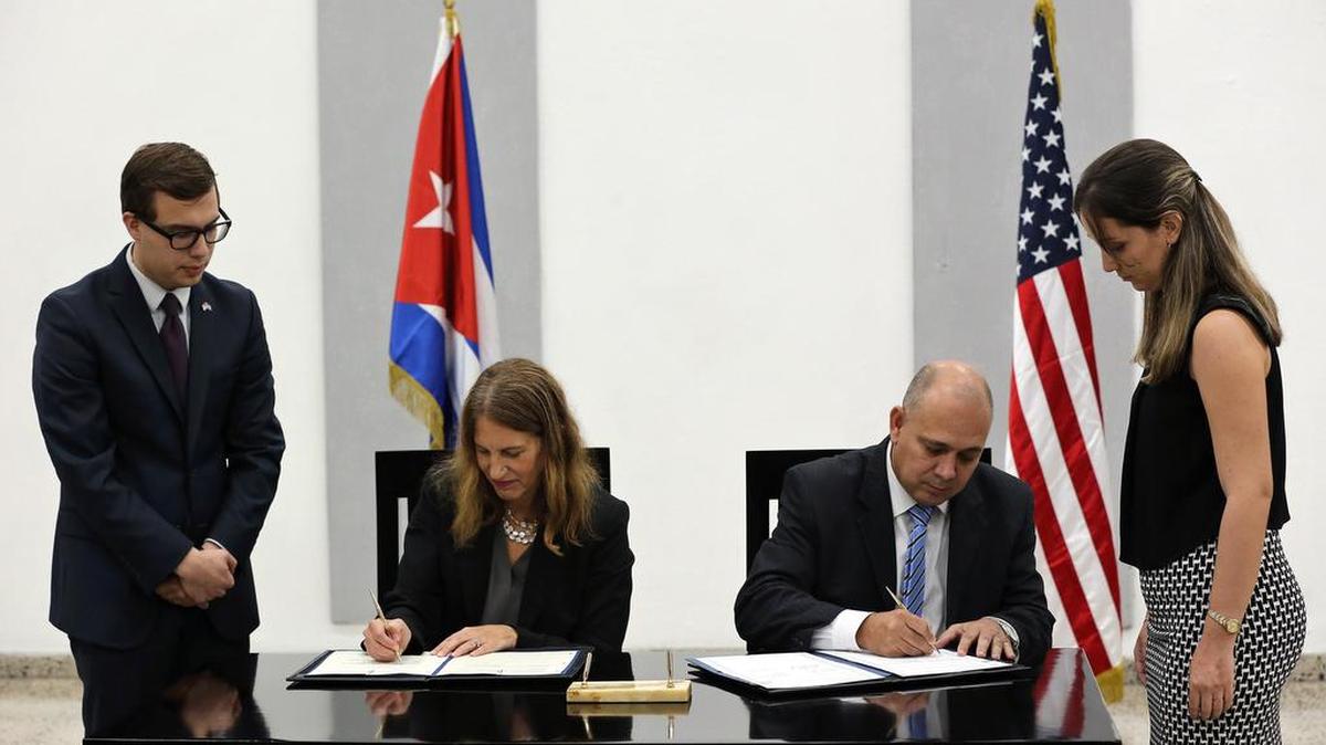 La secretaria de Salud y Servicios de EEUU, Sylvia Burwell (c-i), y el ministro de Salud de Cuba, Roberto Morales (c-d), firman el jueves 20 de octubre de 2016, un memorando de entendimiento en el área de control, investigación, vigilancia, monitoreo y evaluación del cáncer, en La Habana (Cuba).