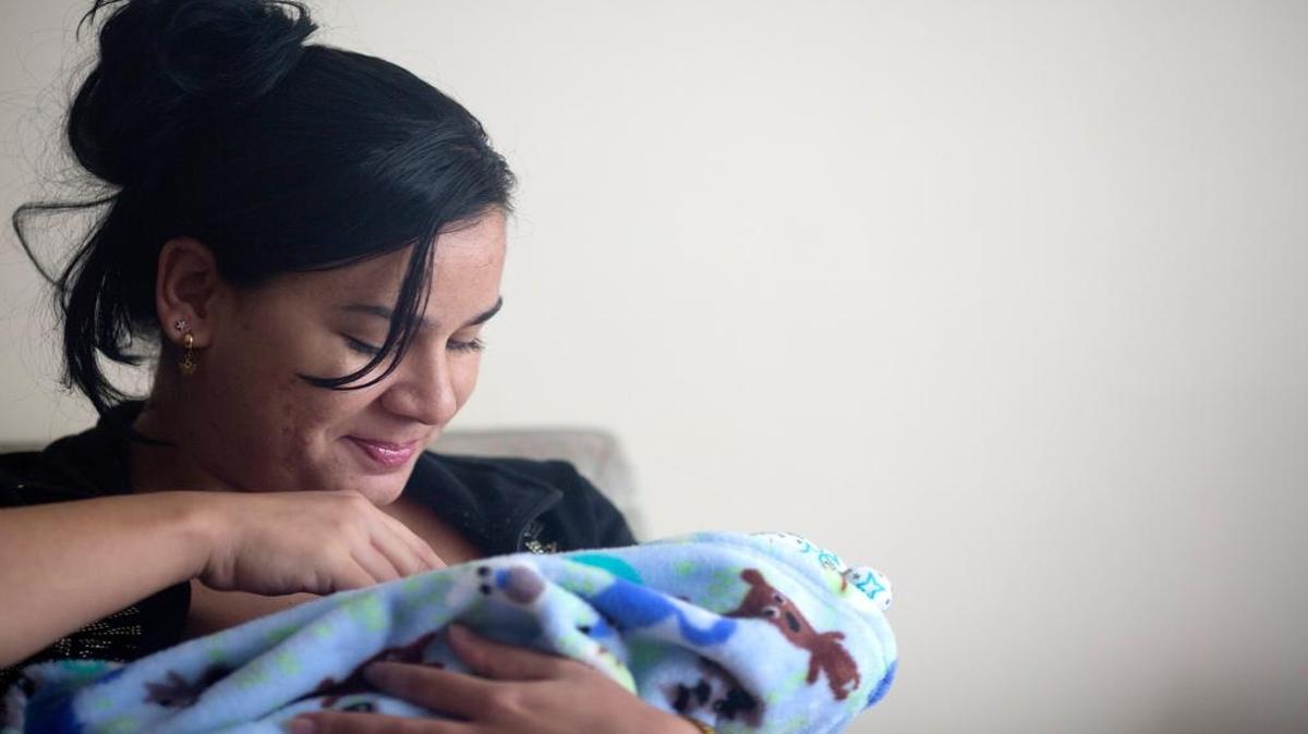 
Sheylan Cárdenas López atiende a su bebé, Ethan Yanes Cárdenas, de diez días en la casa donde vive con 12 cubanos más en Bogotá, Colombia.