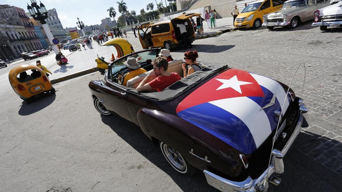 Fascinados por los autos antiguos que ciorculan en Cuba, los turistas estadounidenses no pierden ocasión para montar en ellos. Las medidas de relajamiento de sanciones comerciales pudieran estar en contradicción con las regulaciones comerciales.
