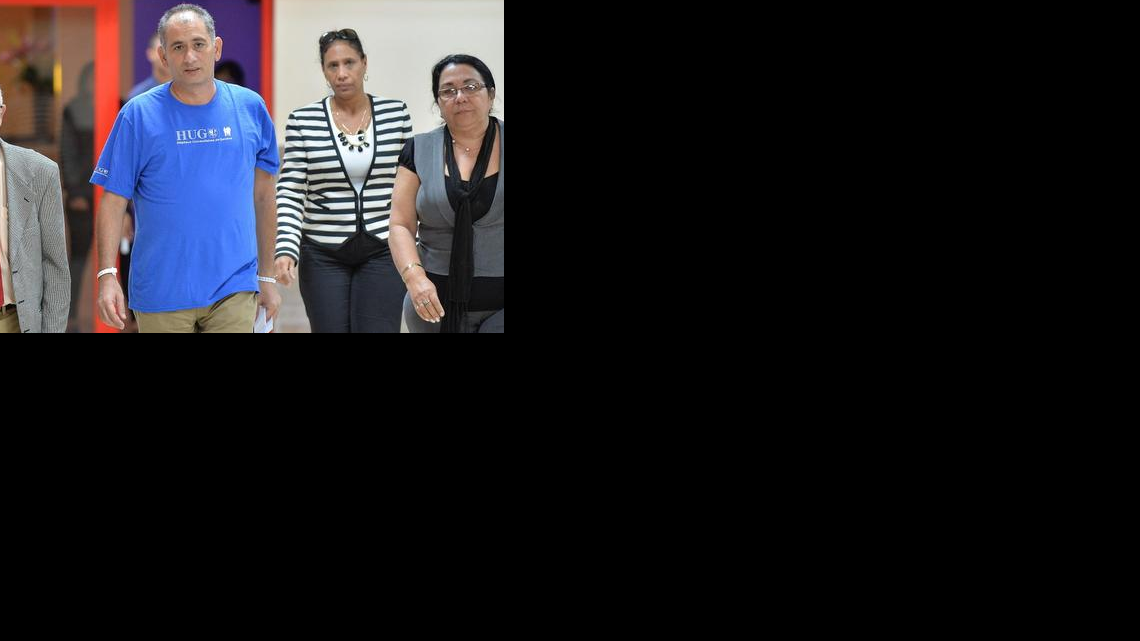 
El médico cubano Félix Báez Sarría (C), que contrajo el ébola en cumplimiento de una misión en Sierra Leona y fue atendido en Ginebra, llegó el sábado 6 de diciembre de 2014, al aeropuerto internacional José Martí de La Habana (Cuba). Báez Sarría llegó a la capital cubana para reunirse con su familia tras superar la enfermedad.
