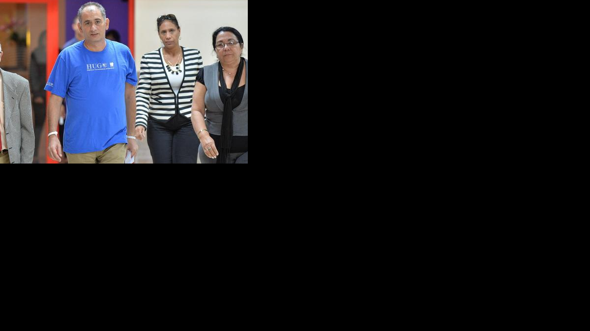 
El médico cubano Félix Báez Sarría (C), que contrajo el ébola en cumplimiento de una misión en Sierra Leona y fue atendido en Ginebra, llegó el sábado 6 de diciembre de 2014, al aeropuerto internacional José Martí de La Habana (Cuba). Báez Sarría llegó a la capital cubana para reunirse con su familia tras superar la enfermedad.
