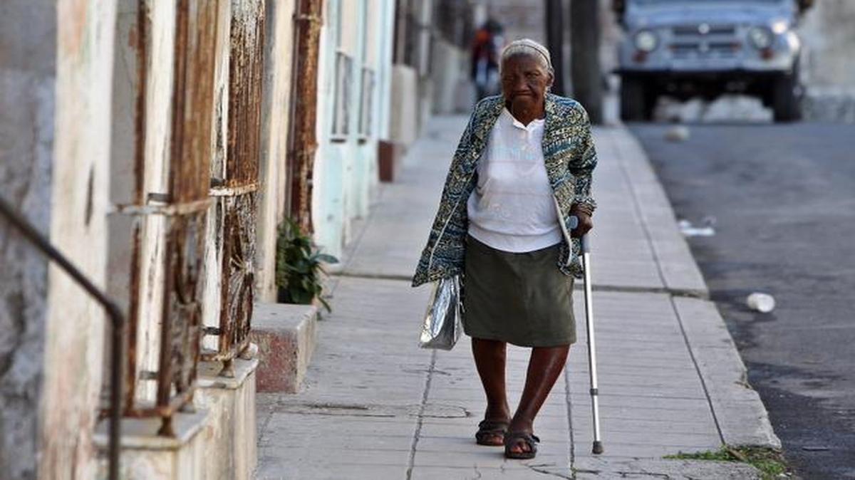 
Fotografía del 5 de diciembre de 2014 de una anciana camina por una calle de La Habana (Cuba). El precipitado envejecimiento poblacional de Cuba desafía su futuro con la misma urgencia que la crisis económica o el cambio climático y apremia políticas que lidien con el inédito reto de ser un país muy avejentado y subdesarrollado. 
