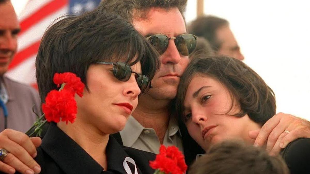 Mirta Mendez (izq.), acompañada de su esposo e hija, honra la memoria de su hermano Carlos Costa, al cumplirse el primer año del derribo de las avionetas de Hermanos al Rescate, el 24 de febrero de 1997.