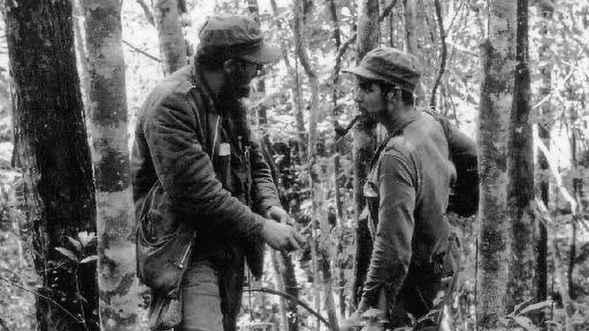 Una foto de archivo fechada el 8 de octubre de 1957 muestra al líder cubano Fidel Castro (izq.) conversando con la figura legendaria de la Revolución cubana, Ernesto Che Guevara, en los bosques de la Sierra Maestra, Cuba.