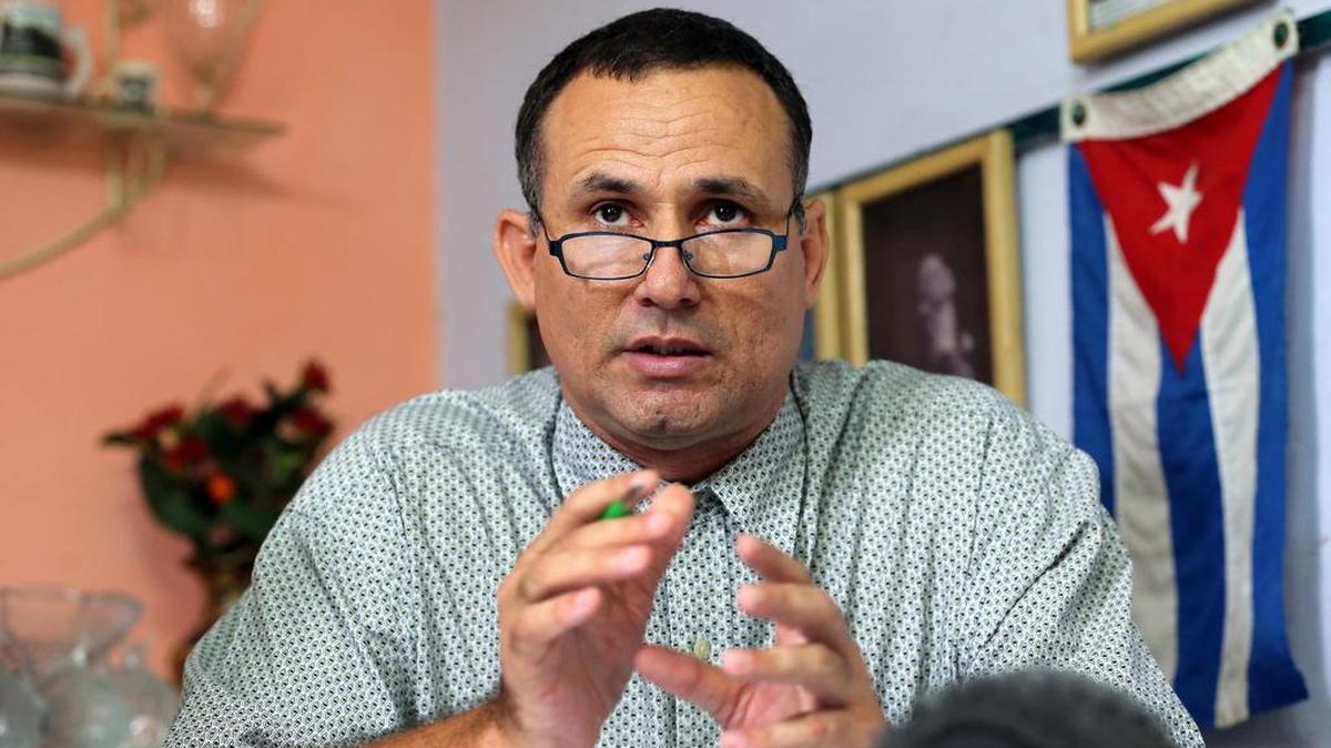 El opositor cubano José Daniel Ferrer, líder de la Unión Patriótica de Cuba (UNPACU) y miembro de la Mesa de Unidad de Acción Democrática (MUAD), participa en una rueda de prensa junto a otros opositores hoy, jueves 12 de mayo de 2016, en La Habana (Cuba).