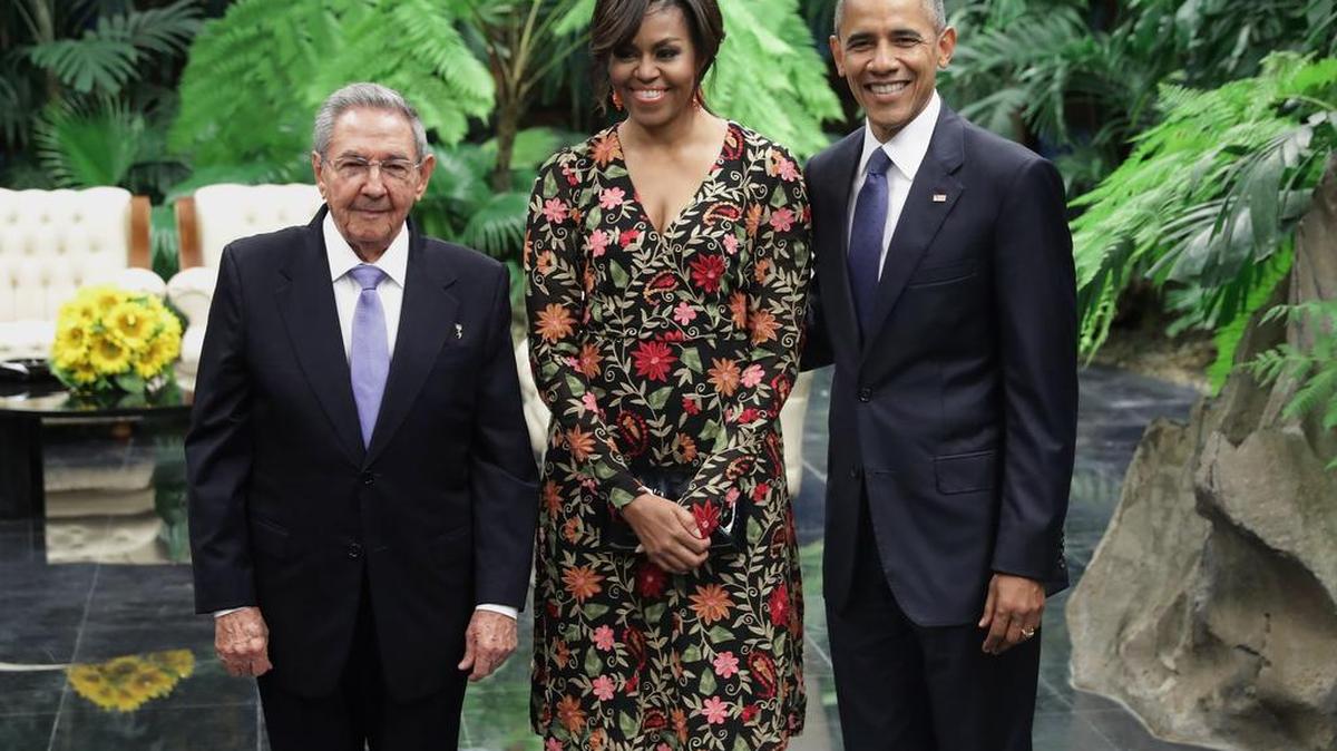 El gobernante cubano, Raúl Castro (izq.) posa para una fotografía con la primera dama de EEUU, Michelle Obama y el presidente de EEUU, Barack Obama, antes de una cena de Estado en el Palacio de la Revolución el 21 de marzo de 2016, en La Habana, Cuba.