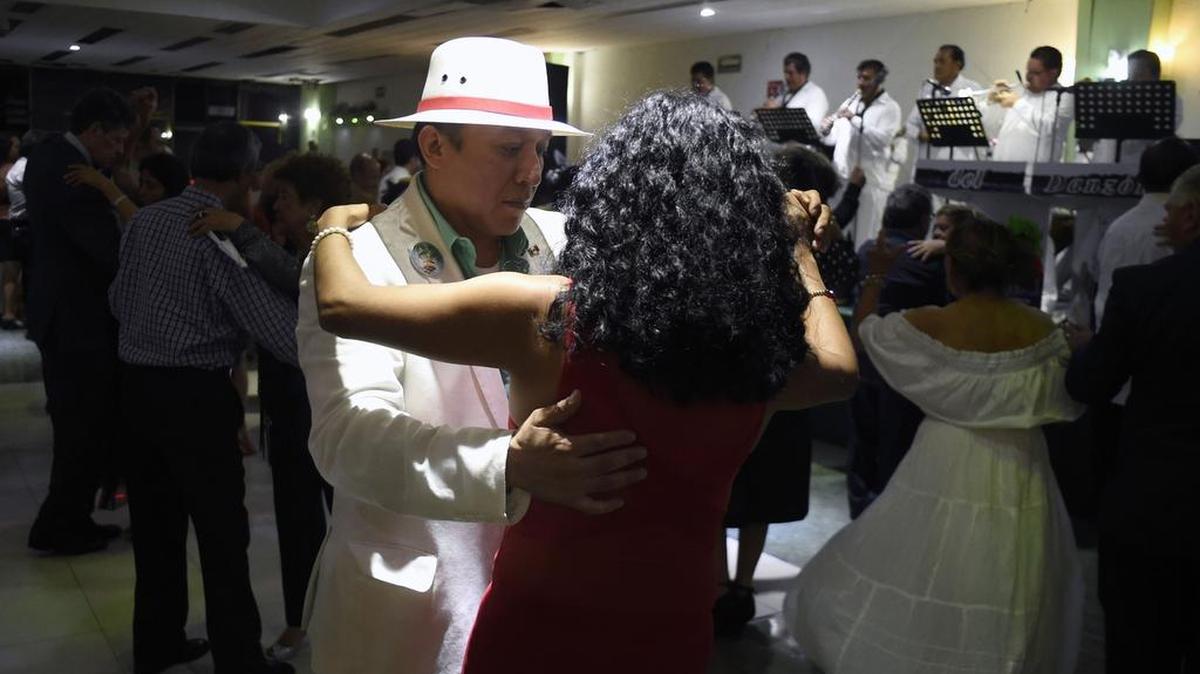 Una pareja baila "danzón" en el baile y club nocturno "Sociales Romo", en el barrio Santa María La Ribera en la Ciudad de México, el 10 de septiembre de 2017.