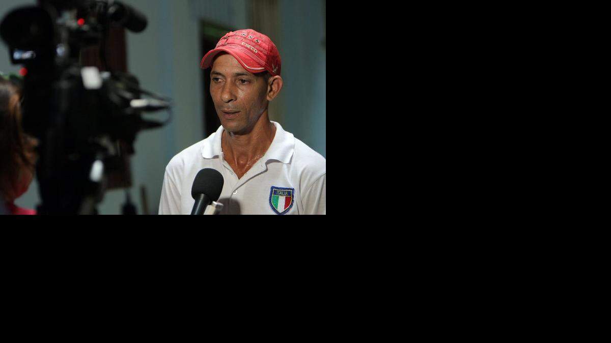 El disidente cubano Roberto Hernández Barrios habla tras su liberación. EFE