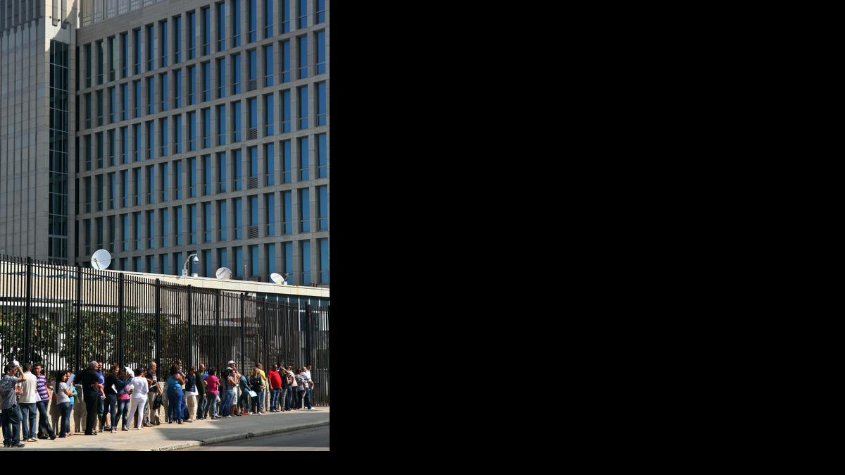
Varias personas hacen fila para solicitar visas frente al edificio de la Sección de Intereses de EE.UU. el jueves 15 de enero de 2015 en La Habana (Cuba). 
