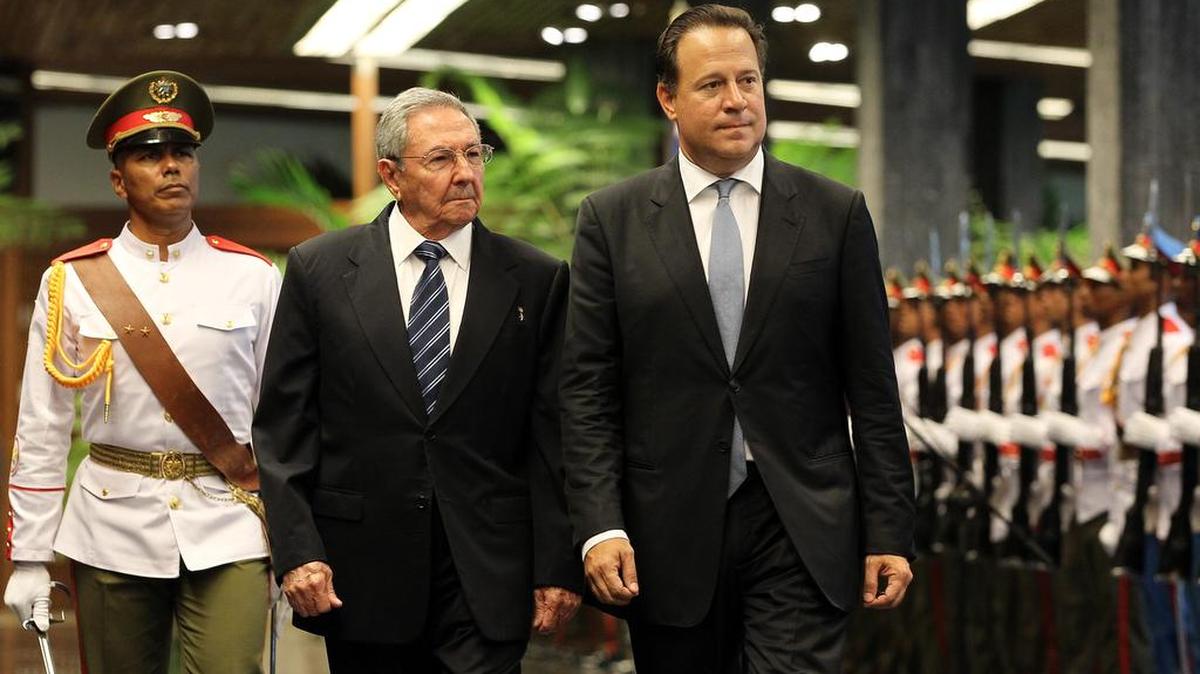 
El presidente de Panamá Juan Carlos Varela (der.) y el gobernante de Cuba Raúl Castro pasan revista a las tropas formadas para la ceremonia oficial de recibimiento el jueves 10 en el Palacio de la Revolución en La Habana.
