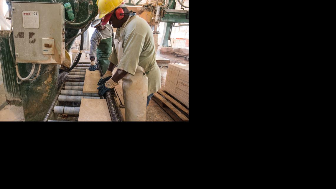 
Obreros trabajan en una planta de procesamiento de piedra Jaimanitas en Mariel, a unos 50 km al este de La Habana.
