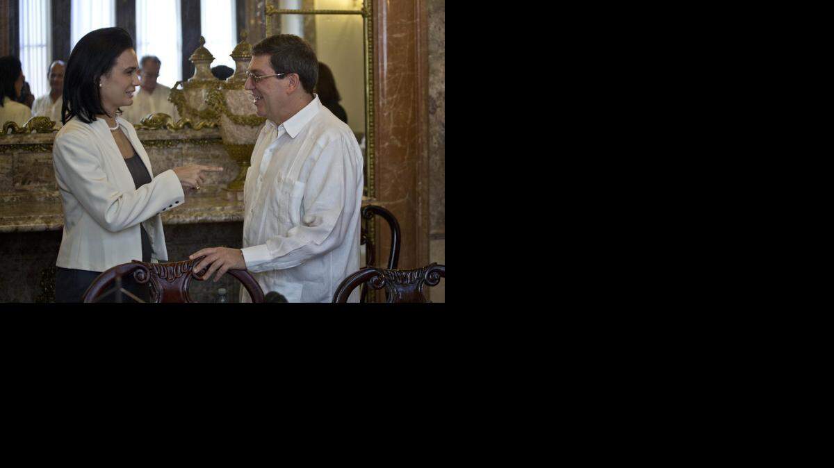 
La ministra panameña de Relaciones Exteriores, Isabel de Saint Malo de Alvarado, y su colega de Cuba, Bruno Rodríguez, hablan en septiembre en La Habana.
