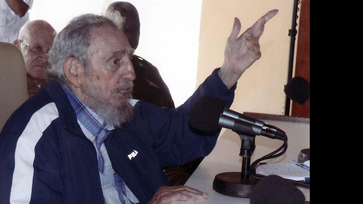 
Fotografía publicada por Cubadebate hoy, sábado 11 de julio de 2015, que muestra al líder cubano Fidel Castro mientras participa en un acto público este 9 de julio de 2015, en La Habana (Cuba). Fidel Castro apareció en público el pasado jueves, por segunda vez en una semana, en un encuentro con oficiales y trabajadores civiles del Ministerio del Interior y las Fuerzas Armadas, a los que entregó diplomas por su labor en la producción de alimentos. Esta reaparición del líder cubano se produce justo una semana después de otro acto público el viernes 3, cuando sostuvo una reunión de más de cuatro horas con maestros queseros de la isla. 
