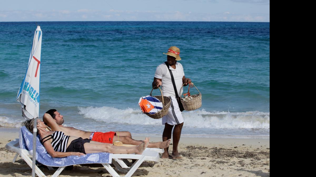 
Turistas en una playa de Cuba en el 2014. Según la Estatal Oficina Nacional de Estadísticas, 1.2 millones de cubanos residentes, apenas 10% de la población, vacacionó en instalaciones turísticas de la isla ese año.
