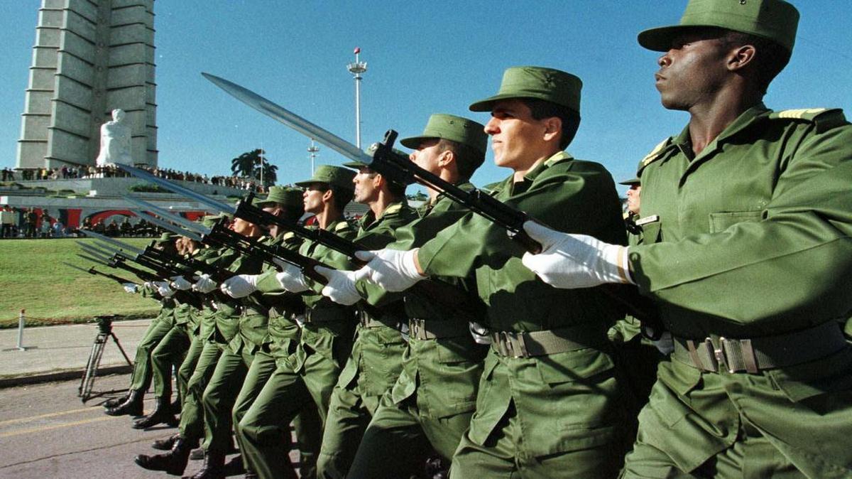 
Un grupo de soldados cubanos marcha durante un desfile en la Plaza de la Revolución en La Habana, en esta foto de archivo de diciembre de 1996.

