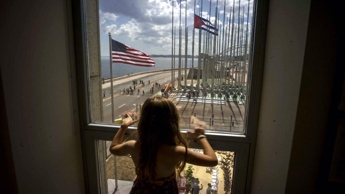 Una niña mira desde una ventana de la embajada de Estados Unidos en La Habana, al final de la ceremonia en que la bandera estadounidense fue izada el 14 de agosto del 2015.