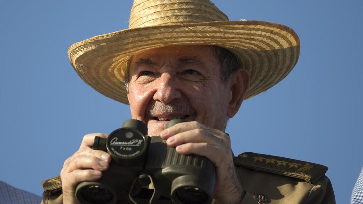 El gobernante cubano Raúl Castro asiste a la marcha del Día del Trabajador el 1 de mayo de 2017 en La Habana.