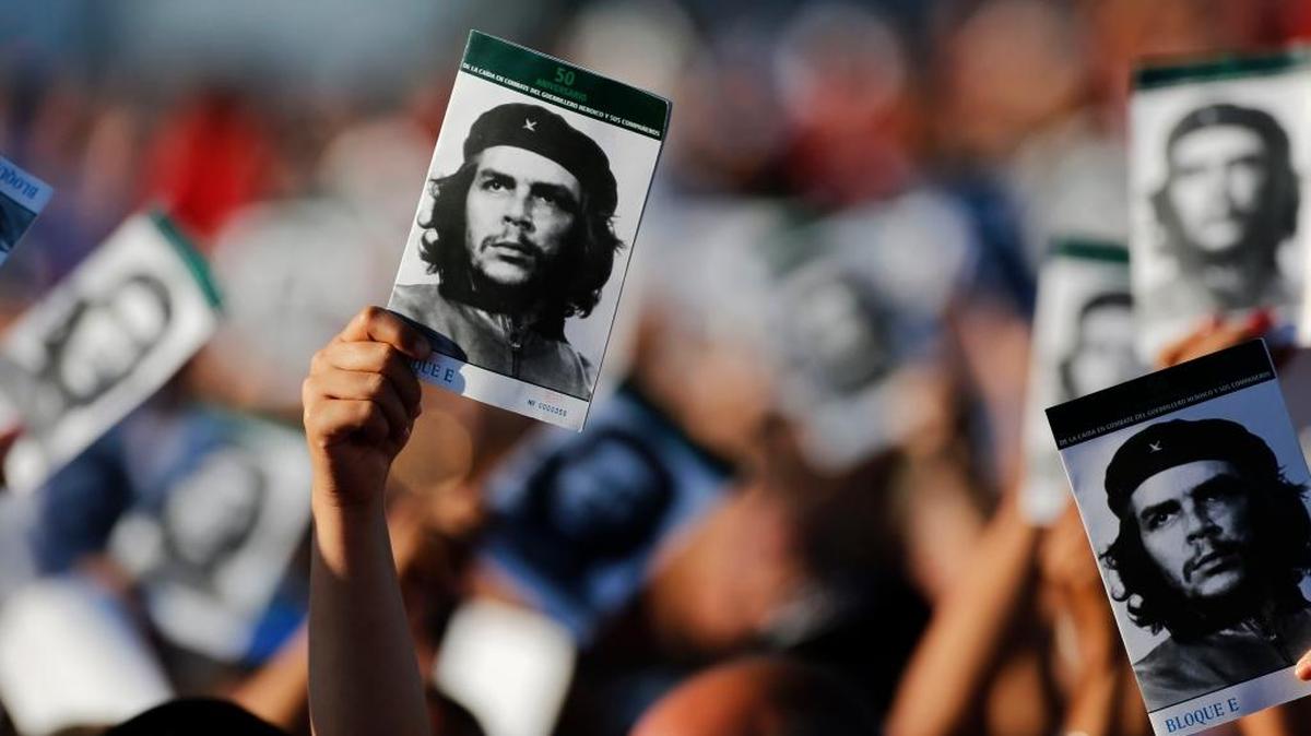 Pancartas con la foto del Che Guevara en el evento por el 50 aniversario de su muerte, en Santa Clara, Cuba, el 8 de octubre.