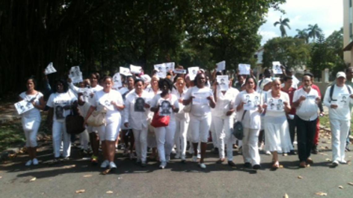 En la capital del país fueron “violentamente detenidos” 29 integrantes de las Damas de Blanco y 32 activistas. Imagen de una de las recientes manifestaciones de #TodosMarchamos en La Habana.