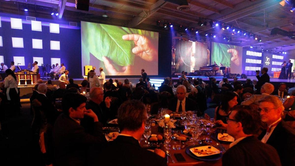 Como es tradicional en los últimos años, el pabellón Pabexpo de la capital cubana acogió la lujosa cena de gala donde más de mil asistentes e invitados al festival participaron del cierre del festival.
