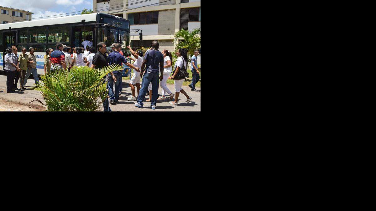 
Imagen tomada a mediados de julio del 2014, que muestra a miembros de las Damas de Blanco en el momento en que son arrestadas durante una marcha pacífica en La Habana.


