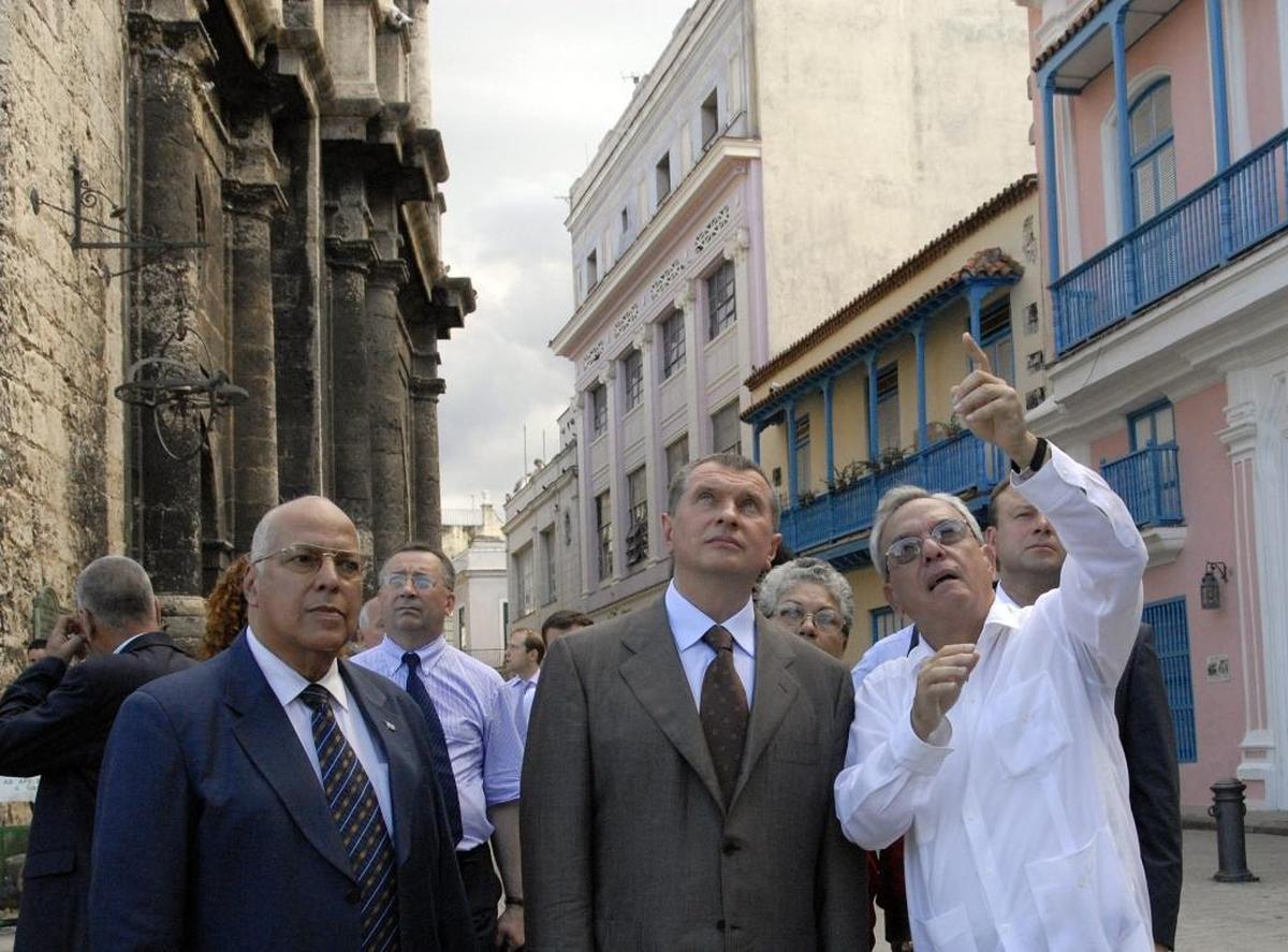 El vicepresidente de Rusia, Igor Ivanovich Sechin (c) recorre el 31 de julio de 2008, el Centro Histórico de La Habana Vieja, acompañado por el ministro de Gobierno cubano Ricardo Cabrisas (i) y el historiador de la ciudad Eusebio Leal (d). Sechin se reunió con el presidente cubano Raúl Castro, en un encuentro calificado por medios locales, como "cordial y amistoso", que puso de manifiesto "las buenas relaciones existentes y la voluntad política de ambos Gobiernos por profundizarlas".