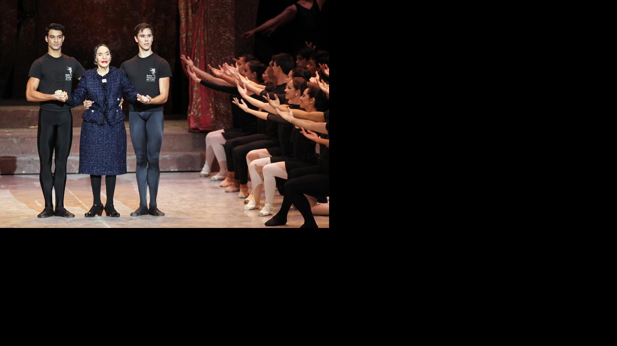 
 La bailarina cubana Alicia Alonso saluda al público el martes 28 de octubre de 2014, durante la inauguración de la edición 24 del Festival de Ballet de La Habana (Cuba). 
