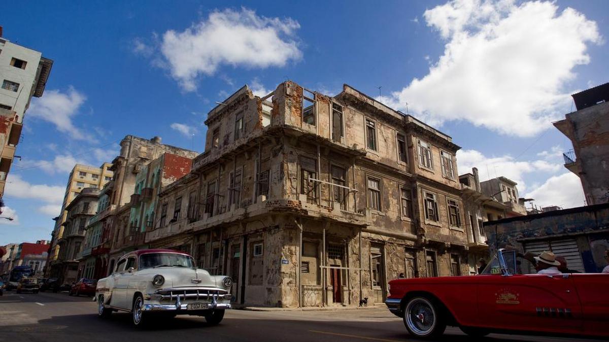 Dos automóviles clásicos estadounidense circulan este martes por una de las calles de La Habana (Cuba).