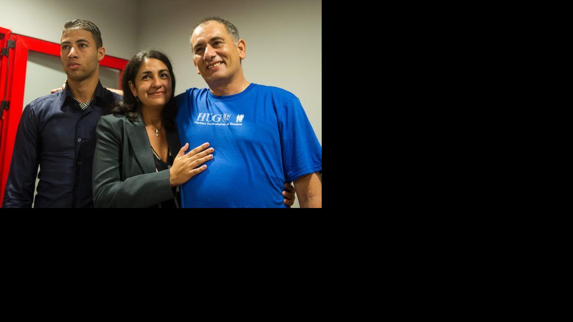 
El médico cubano Félix Báez Sarría (d), que contrajo el ébola en cumplimiento de una misión en Sierra Leona y fue atendido en Ginebra, posa junto a su esposa, Vania Ferrer (c) y su hijo, Alejandro Baez (i), el sábado 6 de diciembre de 2014, tras su llegada al aeropuerto internacional José Martí de La Habana (Cuba). Báez Sarría llegó a la capital cubana para reunirse con su familia tras superar la enfermedad.
