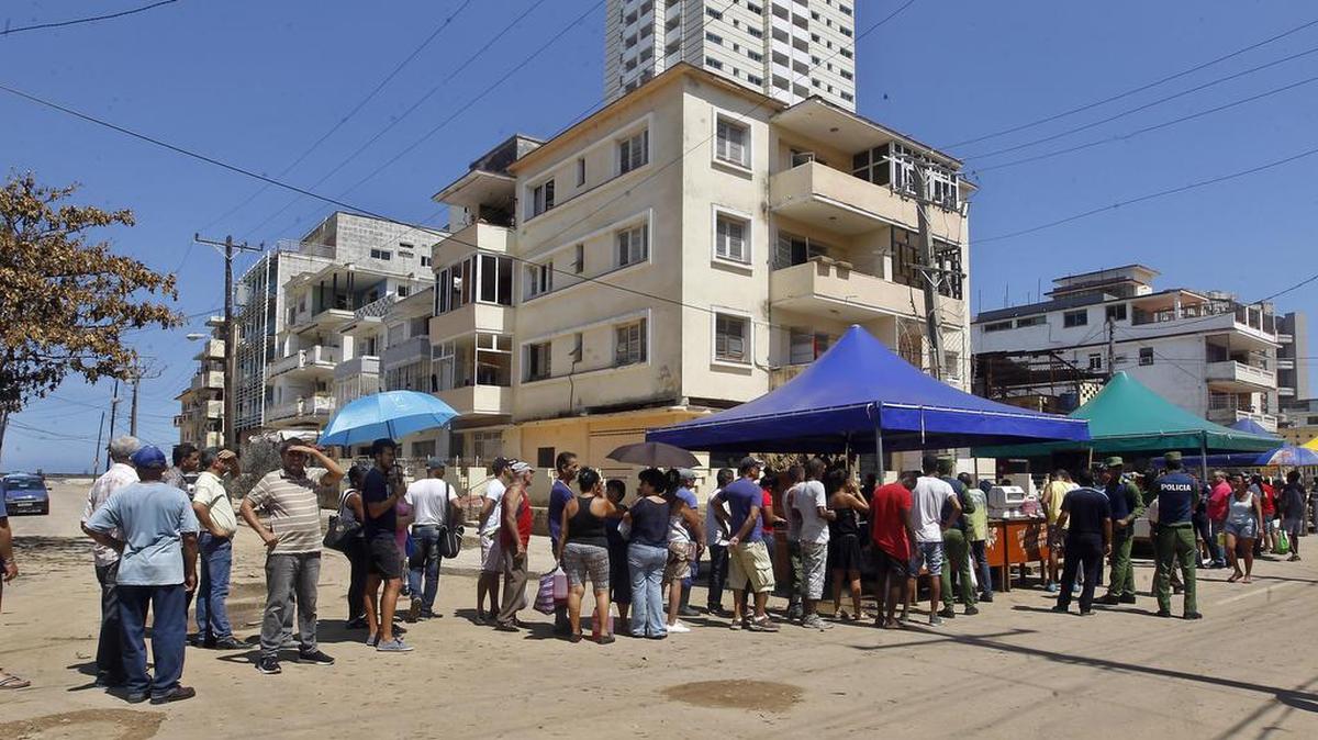 Personas hacen fila para comprar alimentos tras el paso del huracán Irma, el jueves, 14 de septiembre de 2017, en La Habana (Cuba).